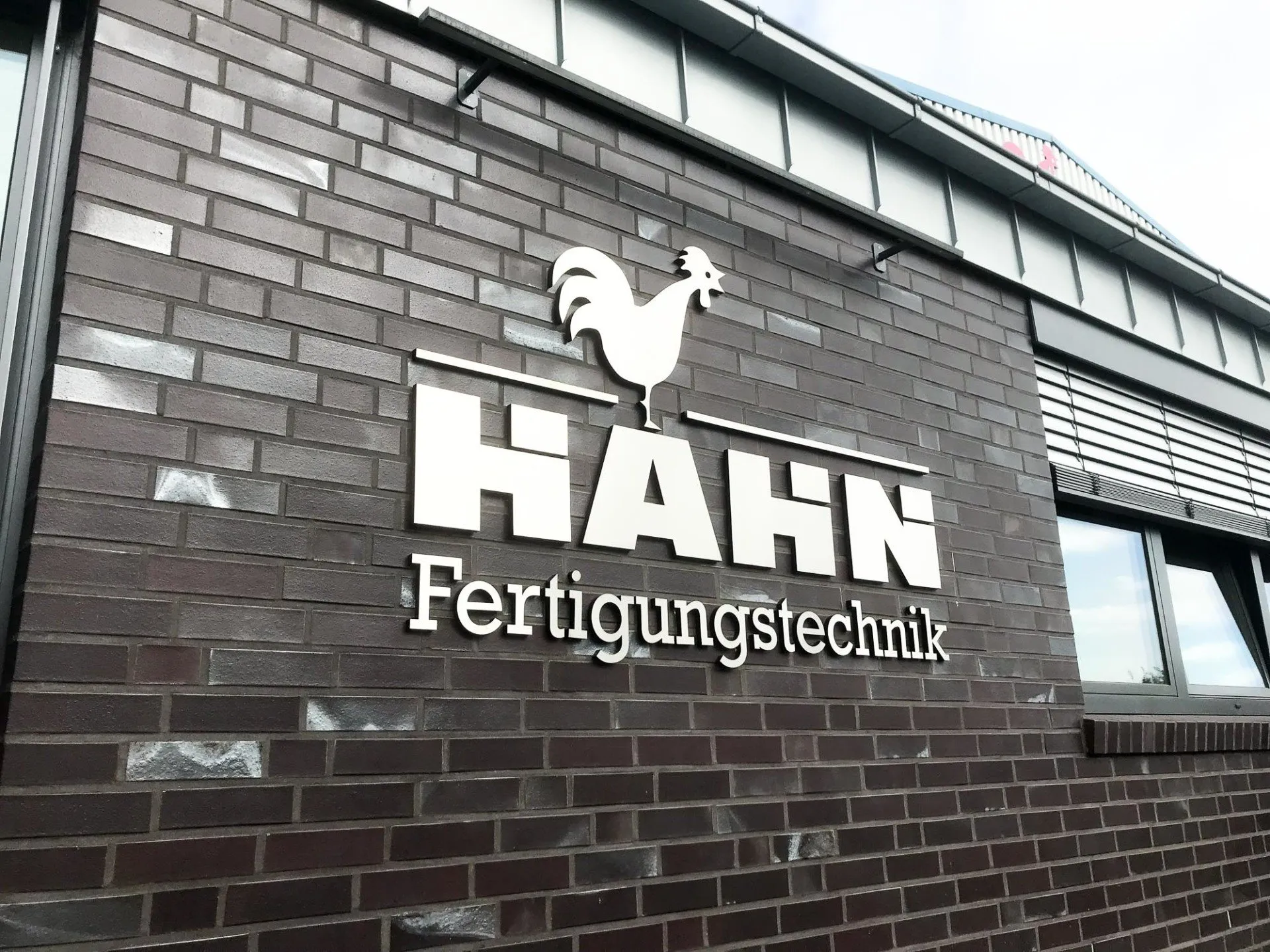 Edelstahlbuchstaben Hahn Fertigungstechnik